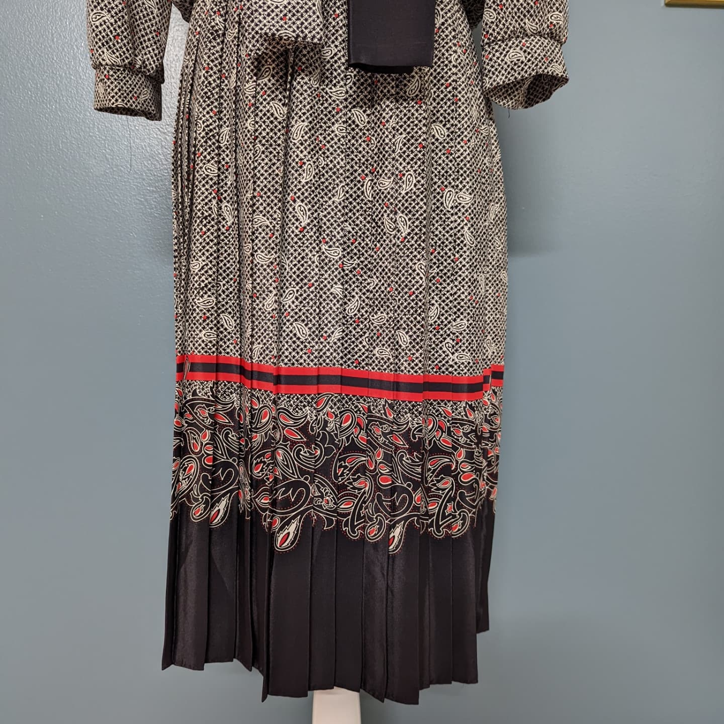 VLP Petites Paisley Blouson Accordion Skirt Dress